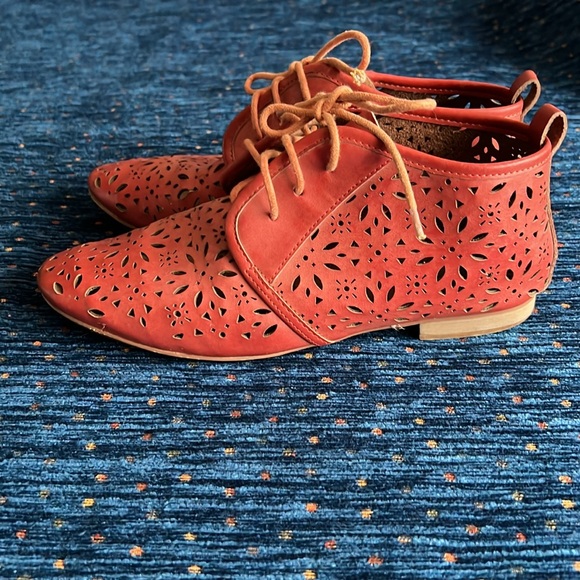 Crown Vintage size 9 rusty-Red Lace Up Boots with Intricate laser-cut Design - Picture 3 of 9
